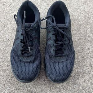 All black Nike tennis shoes size 9.5